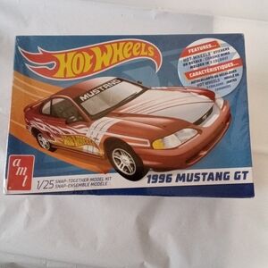Hot Wheels 1996 Mustang GT 1:25 Scale Snap Together Model Kit AMT Brand New